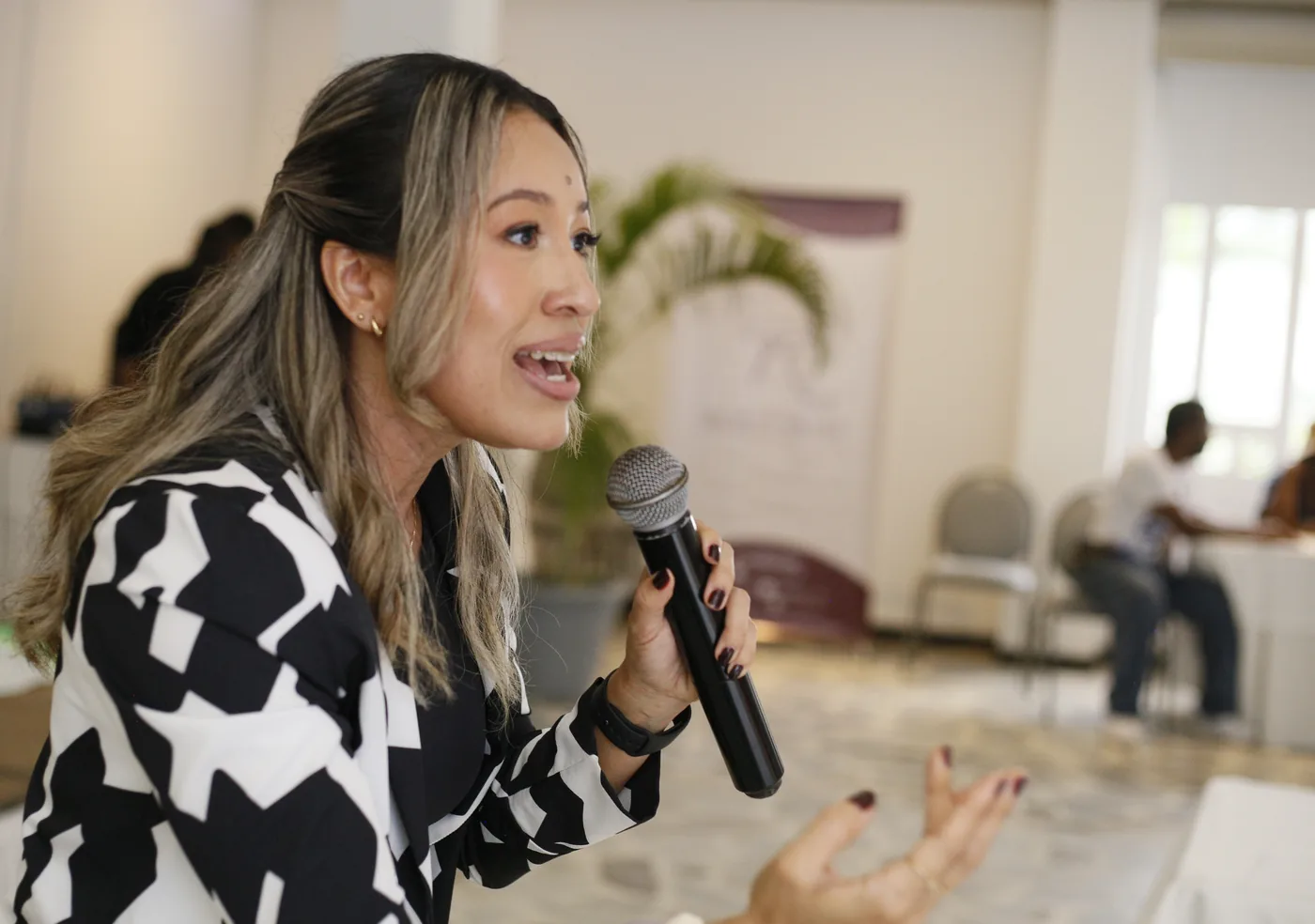 Rous Ruiz facilitando con micrófono frente a una comunidad